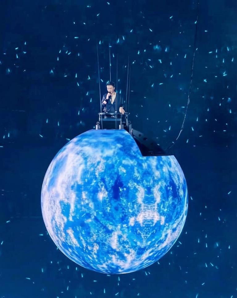 鹏城夜空下，那枚悬浮的蓝月之上，他以天使吉他划破苍穹，势不可挡。从广州的遗憾错过