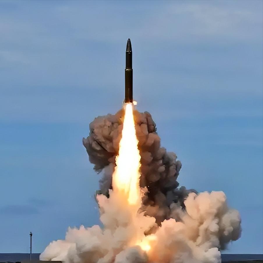 情况失控了！榛树导弹击中利沃夫仅数小时，英法德三国领导人火速连线，他们终于明白：