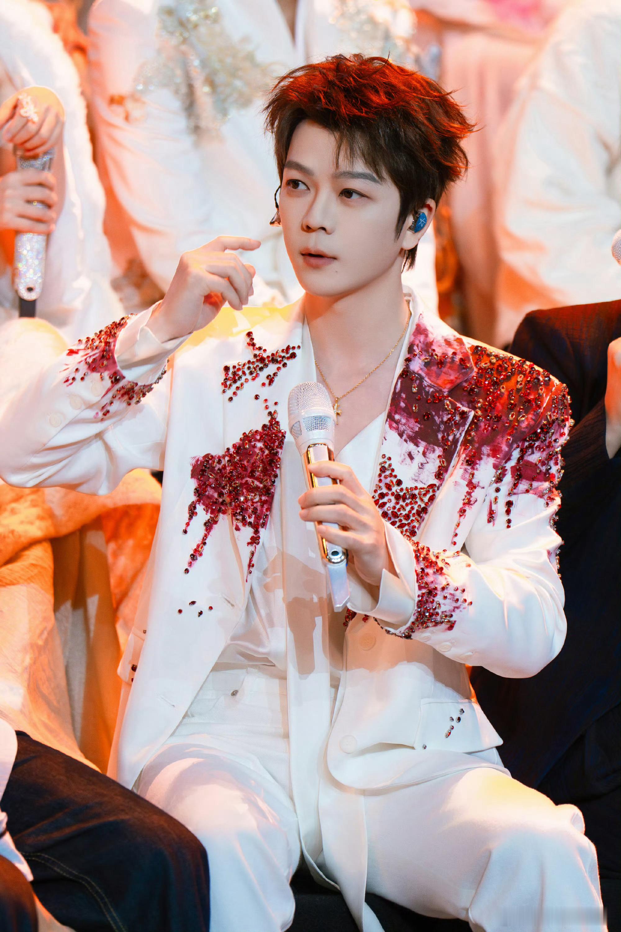 王栎鑫心里住着一个路星河王栎鑫带着最好的我们回来了戏里热烈守护，戏外真诚热爱音乐