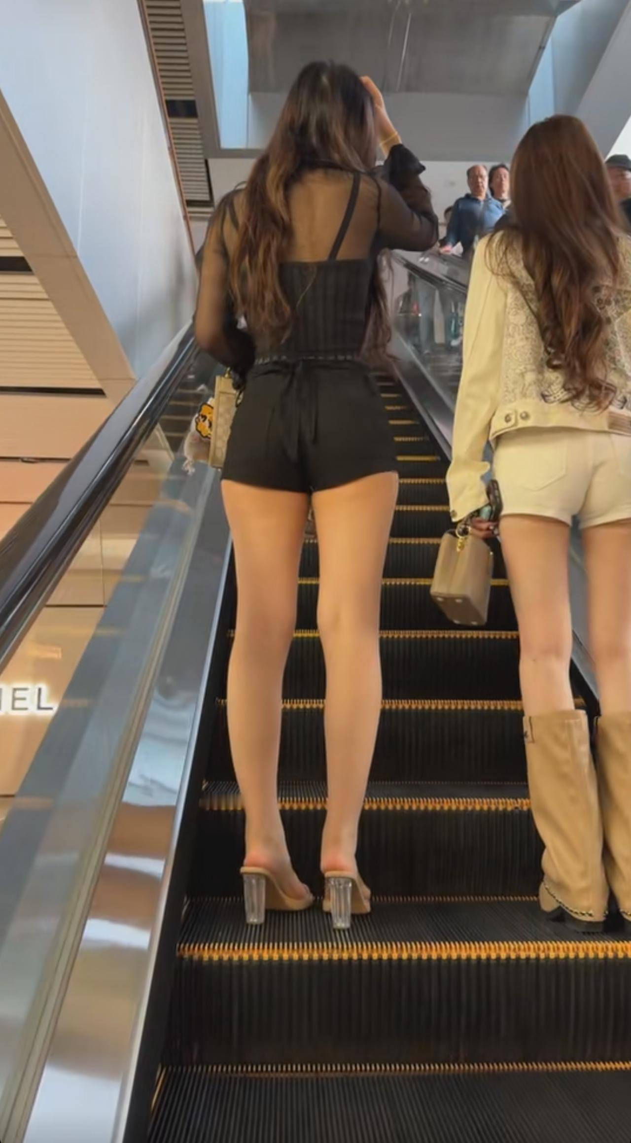 食物链顶端:两种打扮的美女，怎么选[笑哭]？