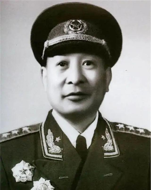 1947年2月，解放军首长钟期光去开会，路上被1个排长带人打伤。不久后，排长被押