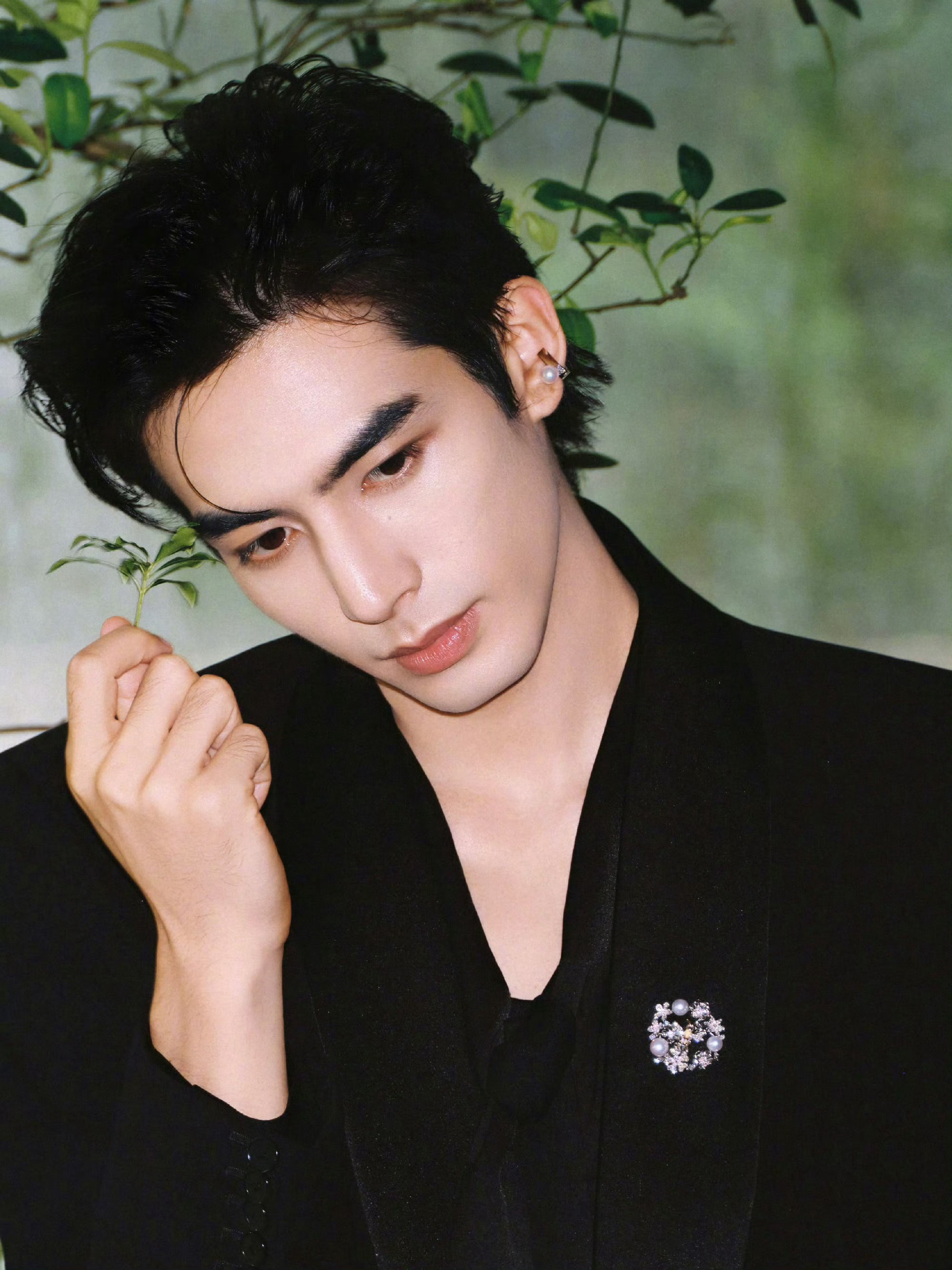 颜帝宋威龙前来执教韩男！这大长腿，骨节分明的手指、立体高级的面部轮廓与五官！拿什