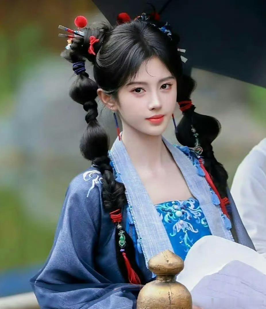 难怪🌸粉这么爱易小雅，妆造永远能变出花样的好看 