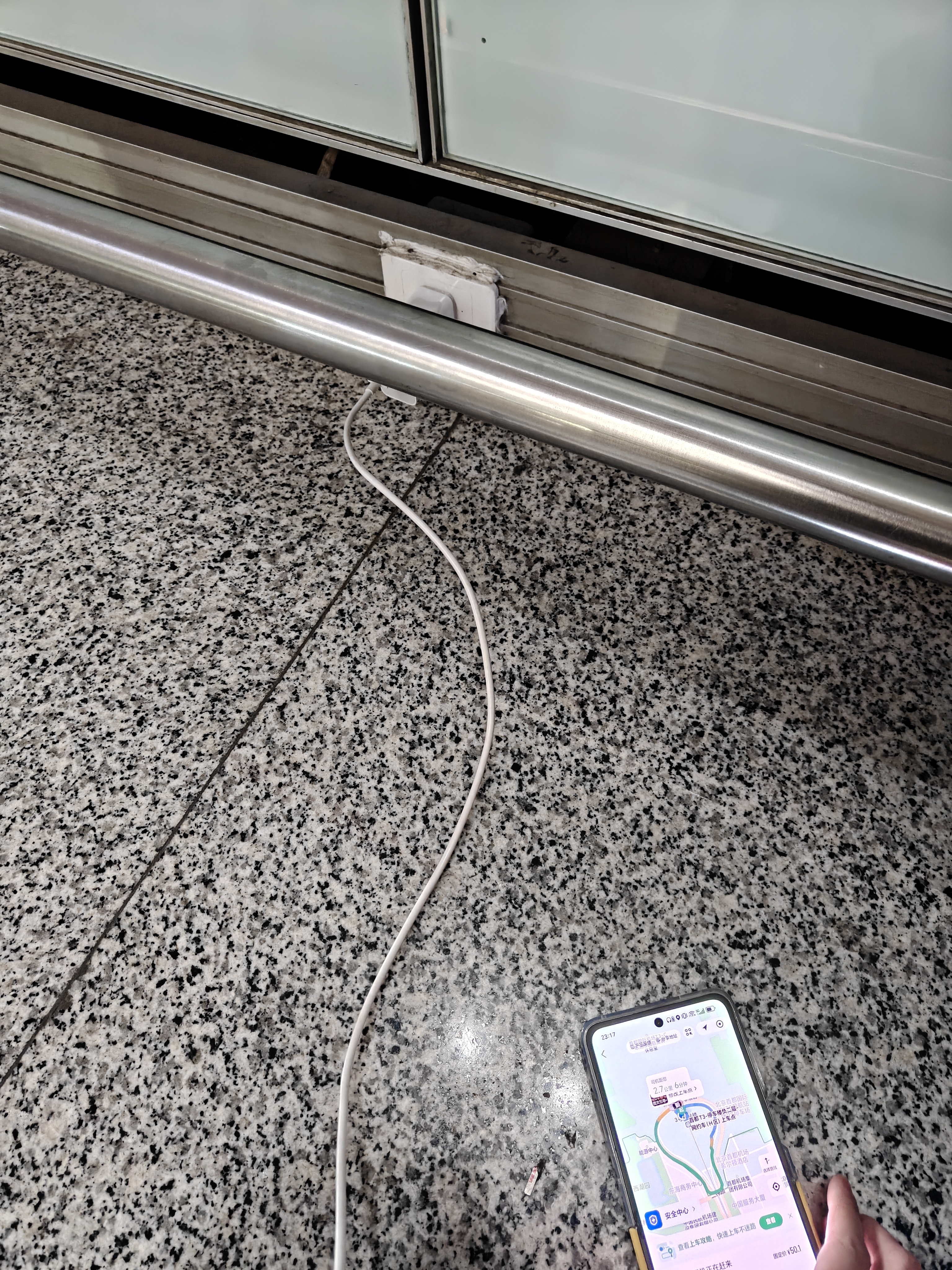 一到车展就感觉很狼狈等车找路边插座充会电