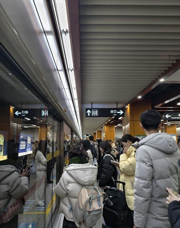 宁波跨年夜地铁全是人。。。
宁波 拥挤的地铁