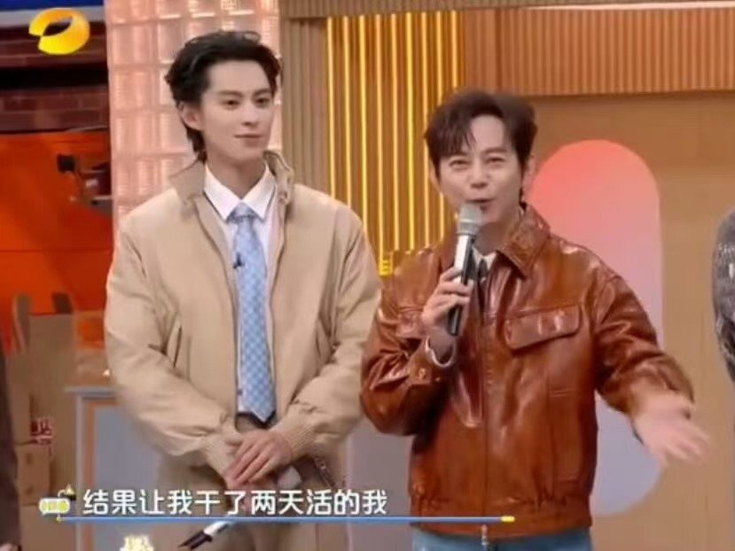 何炅误入客栈杀猪盘亲爱的客栈何炅误入客栈杀猪盘，从客人变劳动力，两天活干得明明白