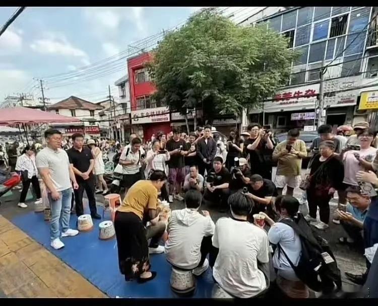 震惊，千亿总裁竟然吃路边摊…同样被震惊的还有路过的小女孩：吃早饭，还找那么多人来