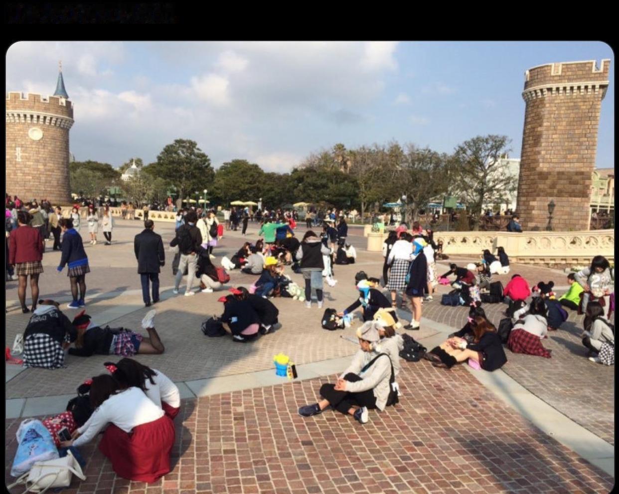 这次再也休想赖到中国头上了？！东京迪士尼人山人海！日本网友目睹大批老外席地而坐，