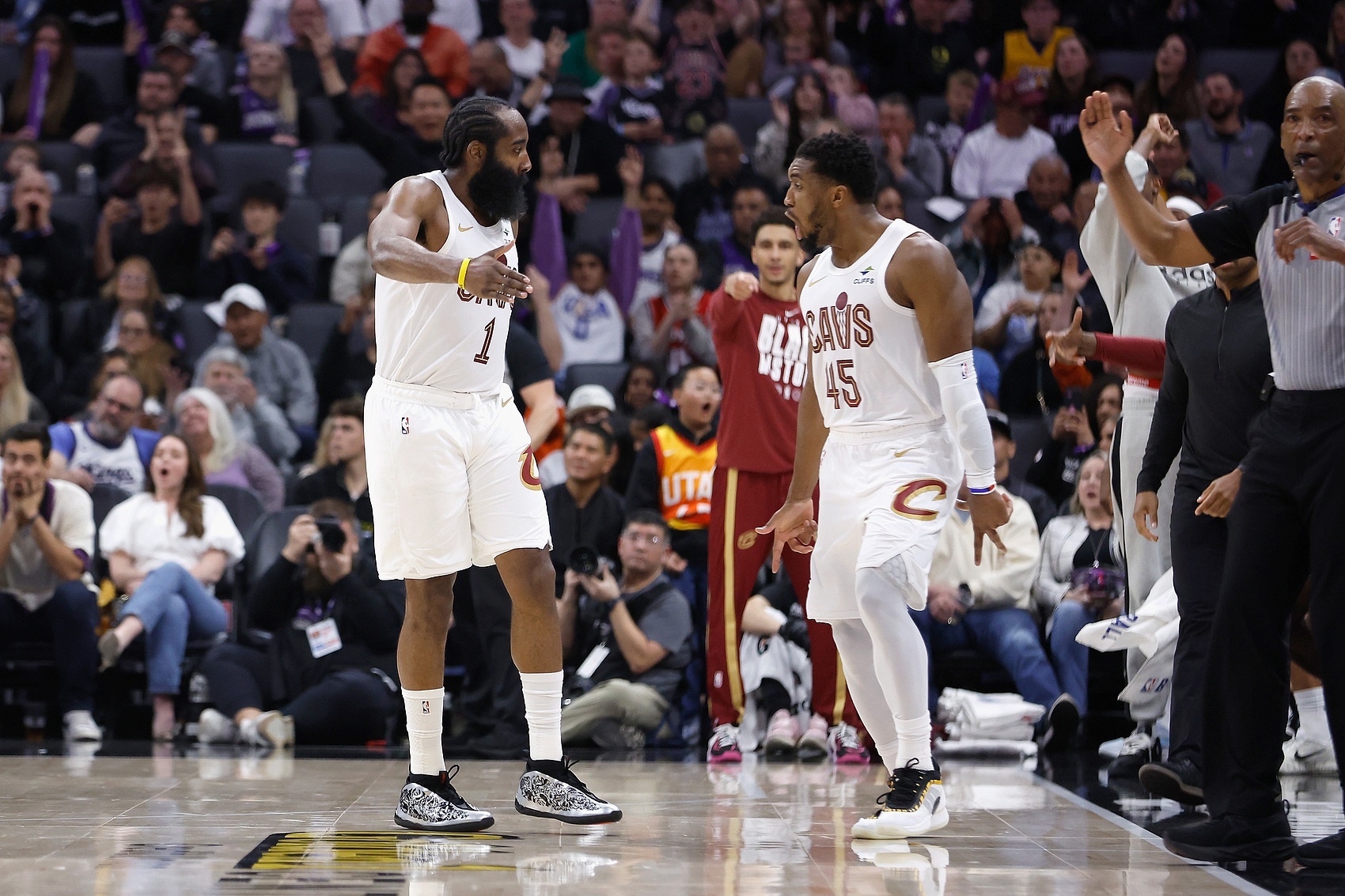 骑士以￼118-113击败黄蜂￼，豪取7连胜。哈登加盟之后，5胜0负！ 