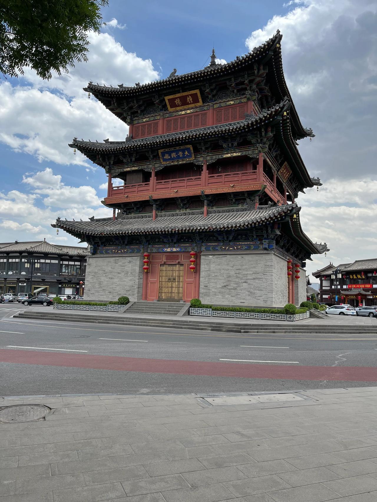 晨钟敲落天边月，
暮鼓让人进梦乡。
横批：《晨钟与暮鼓》