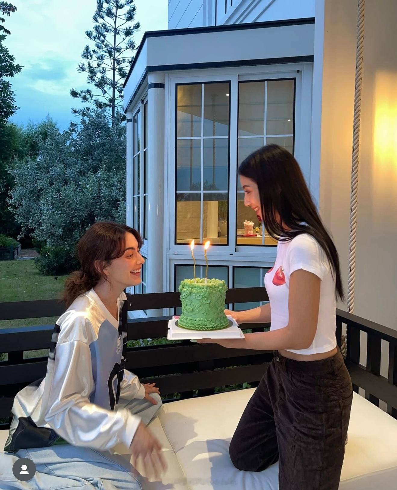 mai davika mai 麦泰星从戛纳回泰国和姐妹一起补过生日接着参加活动 