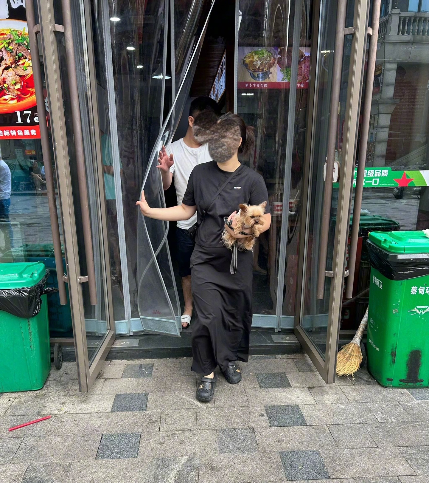 #男子就餐劝阻带狗进店反被打#【#官方回应男子就餐劝阻带狗进店被打#：已立案调查