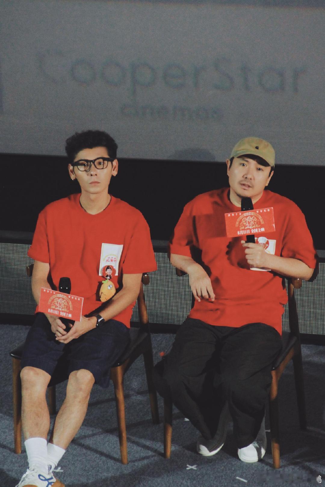 真怕蒋奇明在沈腾身边笑岔气了 龙餐馆路演名场面不断，只要沈腾一开口玩梗，蒋奇明就