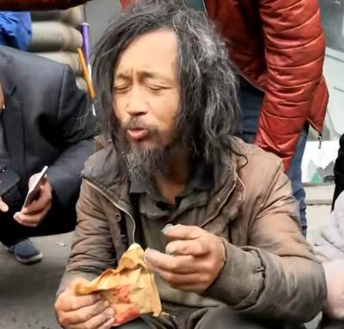 流浪大师沈巍即将退休，休假已超30年，否认患精神病，上海徐汇审计局：病休是由其家