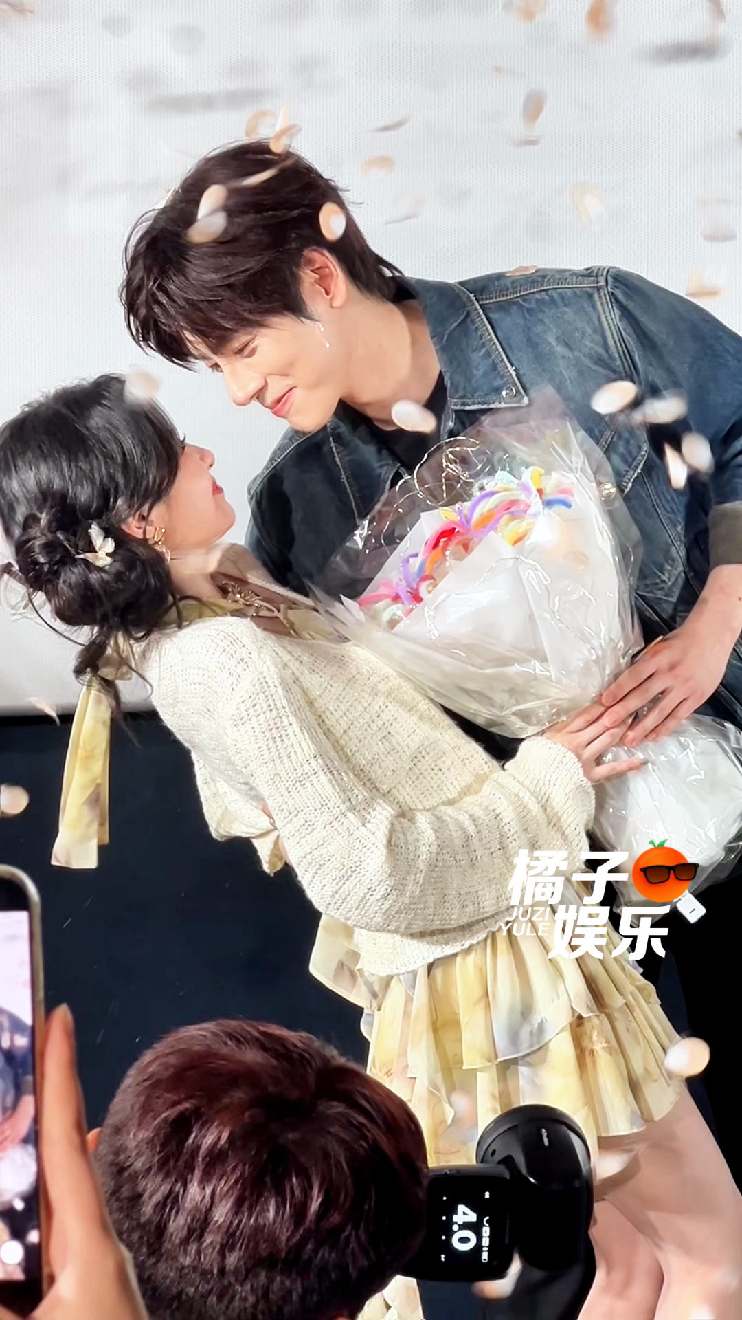 魏哲鸣郑合惠子短短十秒我嗑到三次。。。拦腰抱后帮忙整理头发上的彩带实在是太美味?