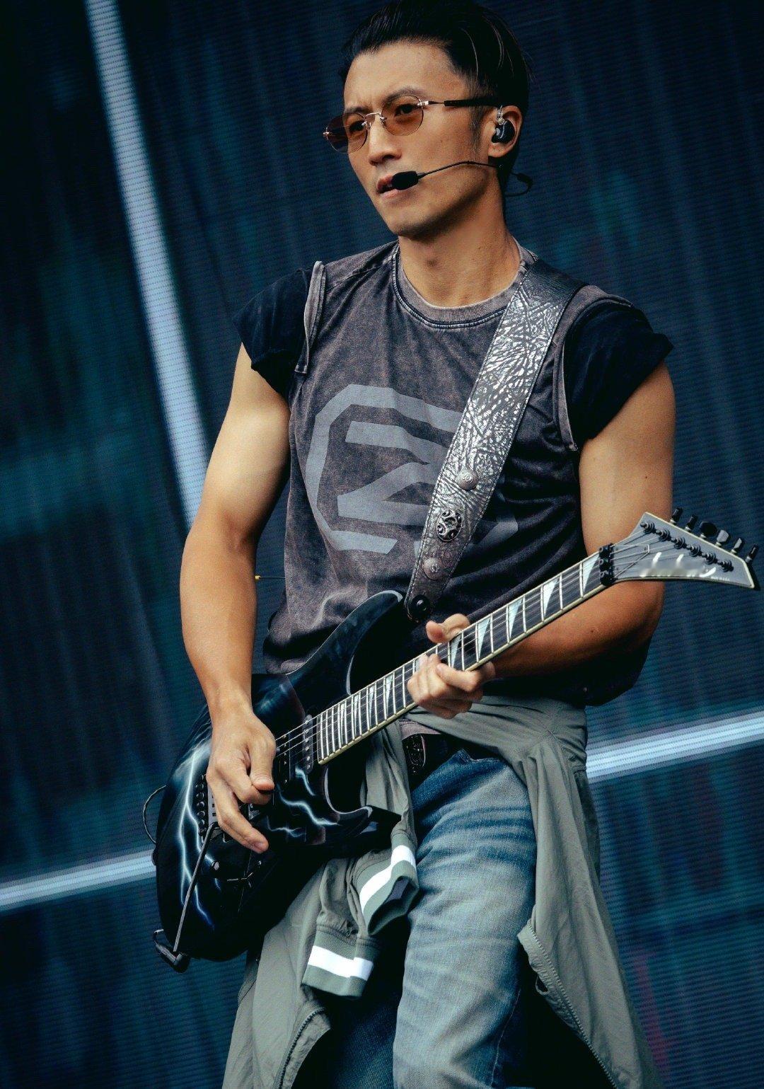 谁的青春里没有一个谢霆锋，法拉利老了还是法拉利。我们一号车市离沌口体育中心开车就