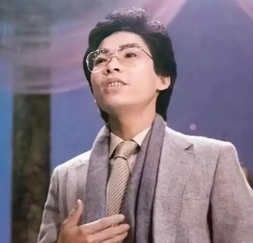 1988年北京亚运会筹备遇巨额资金难题，被香港乐坛封杀、事业跌入谷底的张明敏，果