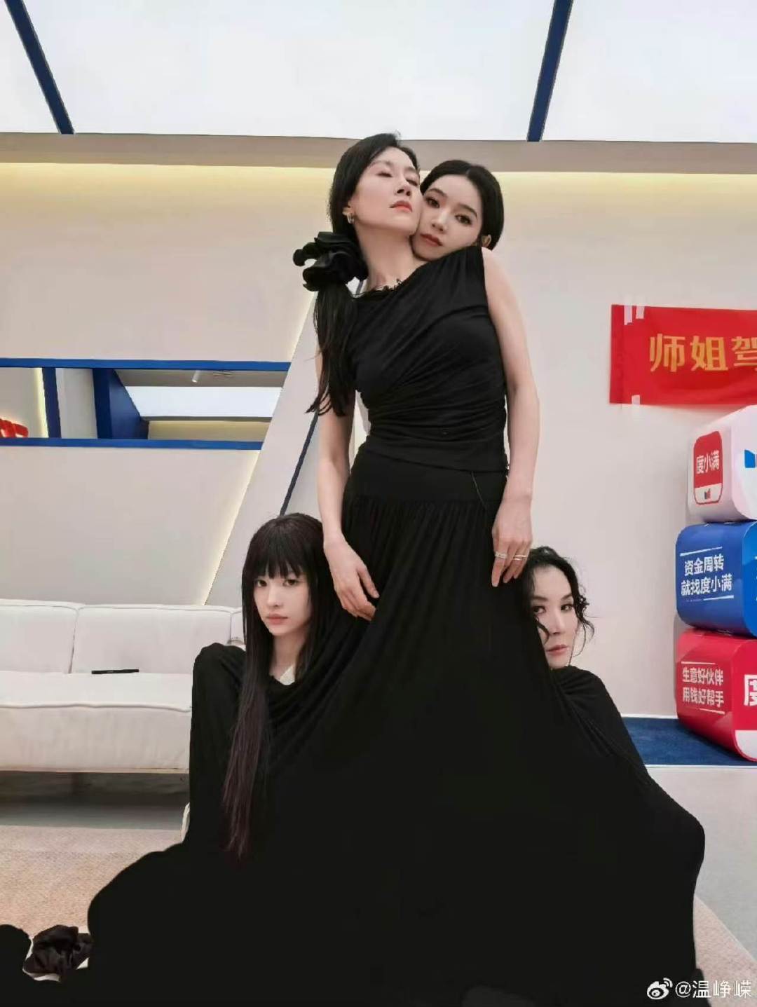 温峥嵘萧蔷张艺上代斯温峥嵘手指操乘风2026全员玩转热门手指操热梗，神态动作俏皮