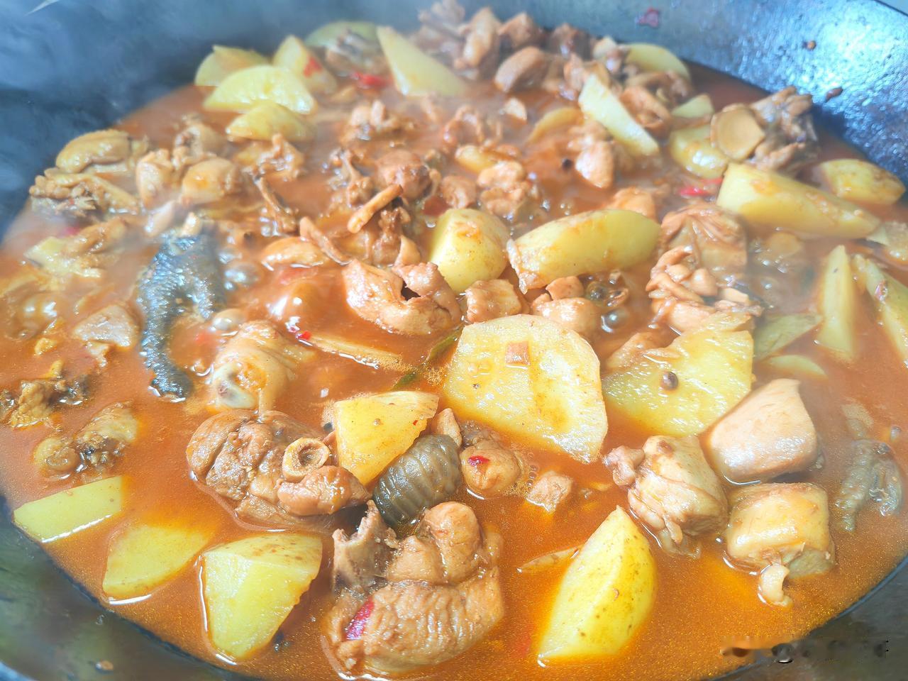 鸡块（鸡腿或整鸡均可）泡水处理，去除血水，沥干水分。
花椒、姜片、郫县豆瓣酱、黄