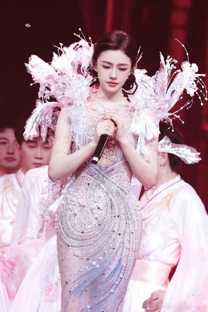 林允水龙吟演唱会造型惊艳全场，冰晶鱼尾裙清冷华丽，粉色复古纱裙娇俏灵动，每一帧都