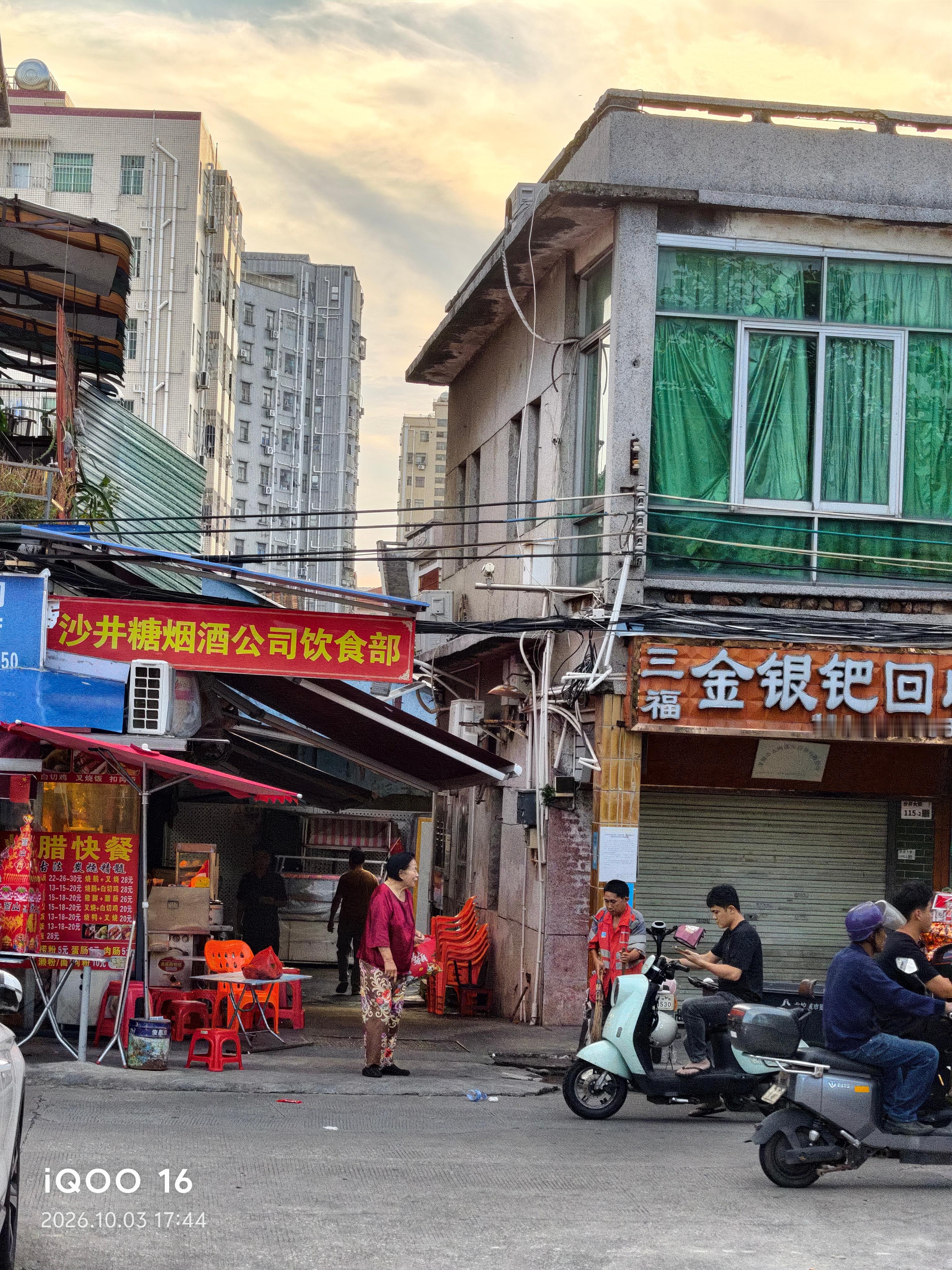 本来想着去香港的黄大仙庙拜拜的，跟我朋友聊天的时候，她推荐我去沙井天后古庙，说是