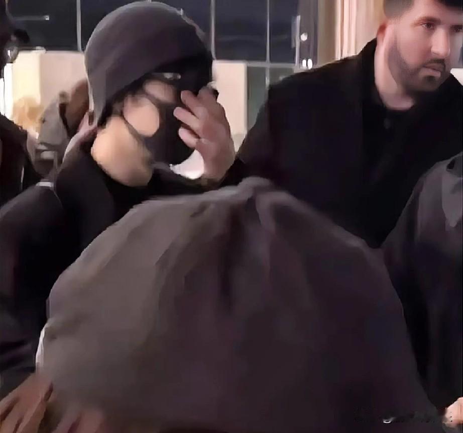 一秒破防！顶流肖战被保镖“秒变小可爱”，背后真相太惊人
 
米兰机场一幕引爆全网