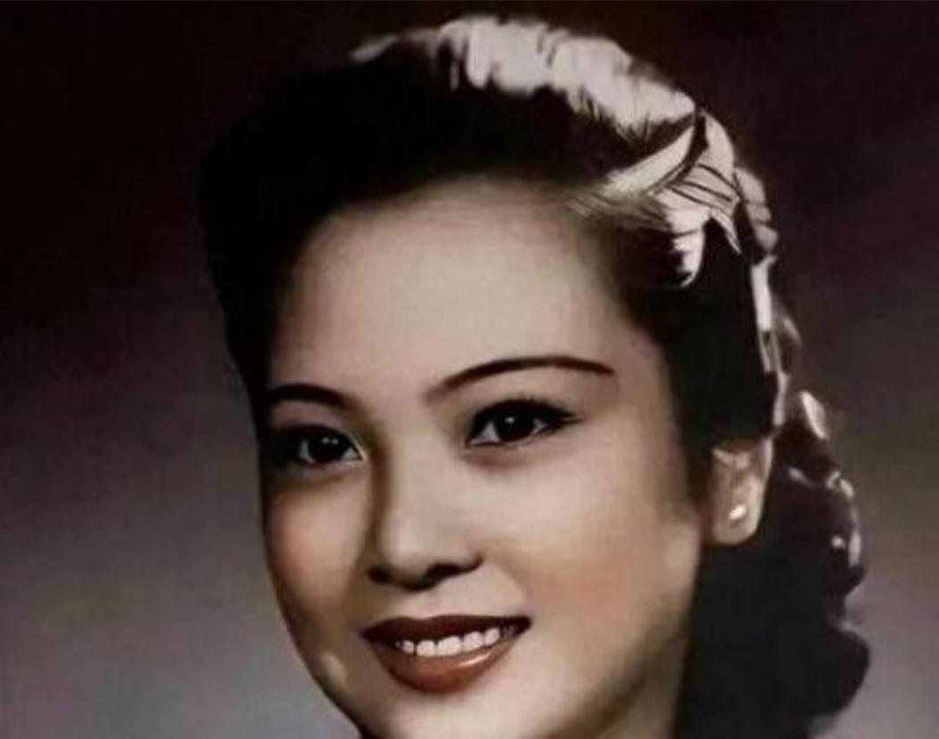 1941年一天深夜，戴笠把他的秘书周志英抱到了床上，两人一番激情过后，周志英依偎