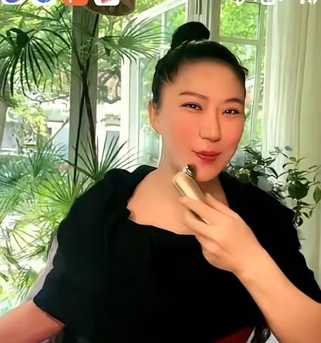 自从四哥去世，CoCo可谓是风口浪尖上了，她怎么做，都有人挑毛病。
 
一开始，