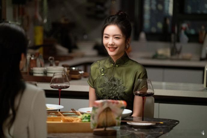 蔡文静 人妻赛道  《婚内婚外》一开播就被蔡文静饰演的宁悦吸引住啦，聪明温柔有情