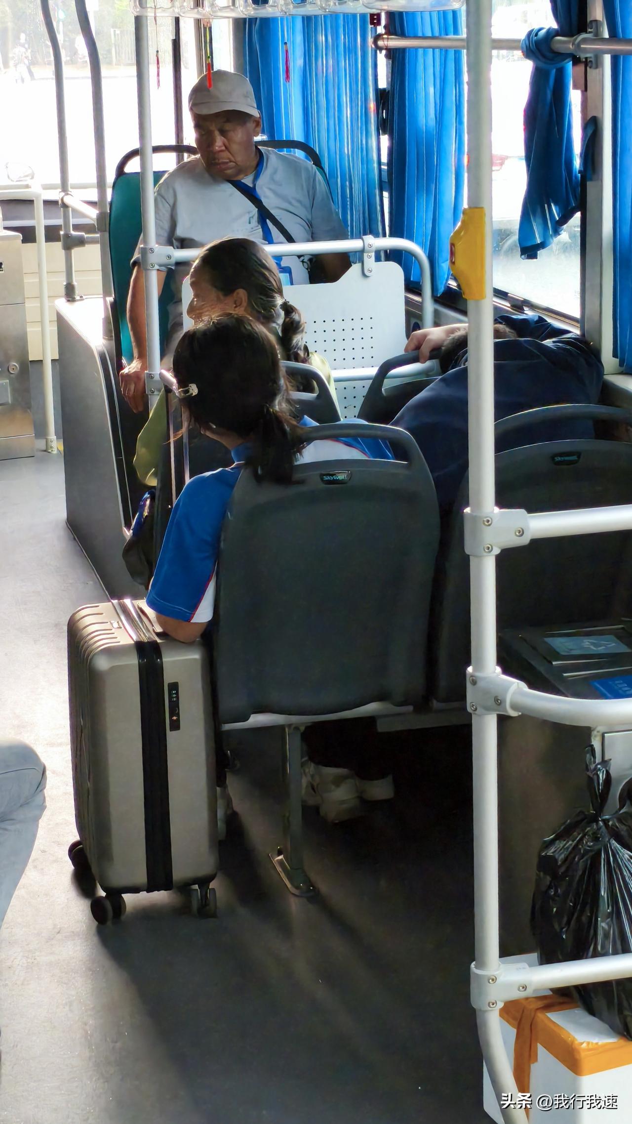 后来司机在广播里第三次提醒“请主动给老弱病残孕让座，专座请优先留给有需要的乘客”