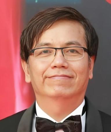 港圈有个鲜少对外提起的默契：每逢资深艺人离世，负责对外确认消息、替家属传话、协调