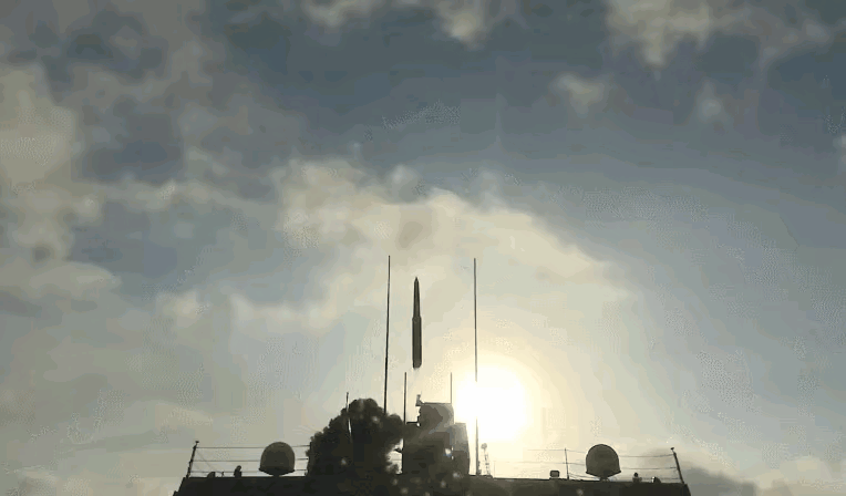 今年，好多款大国兵器闪亮登场，每一款都让人热血沸腾！其中，055舰发射鹰击-20