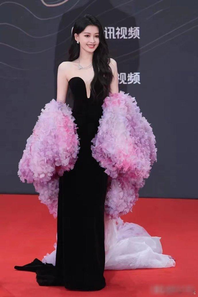 孙怡身材纤细，深V装似乎不太适合她，显得过于瘦弱。 