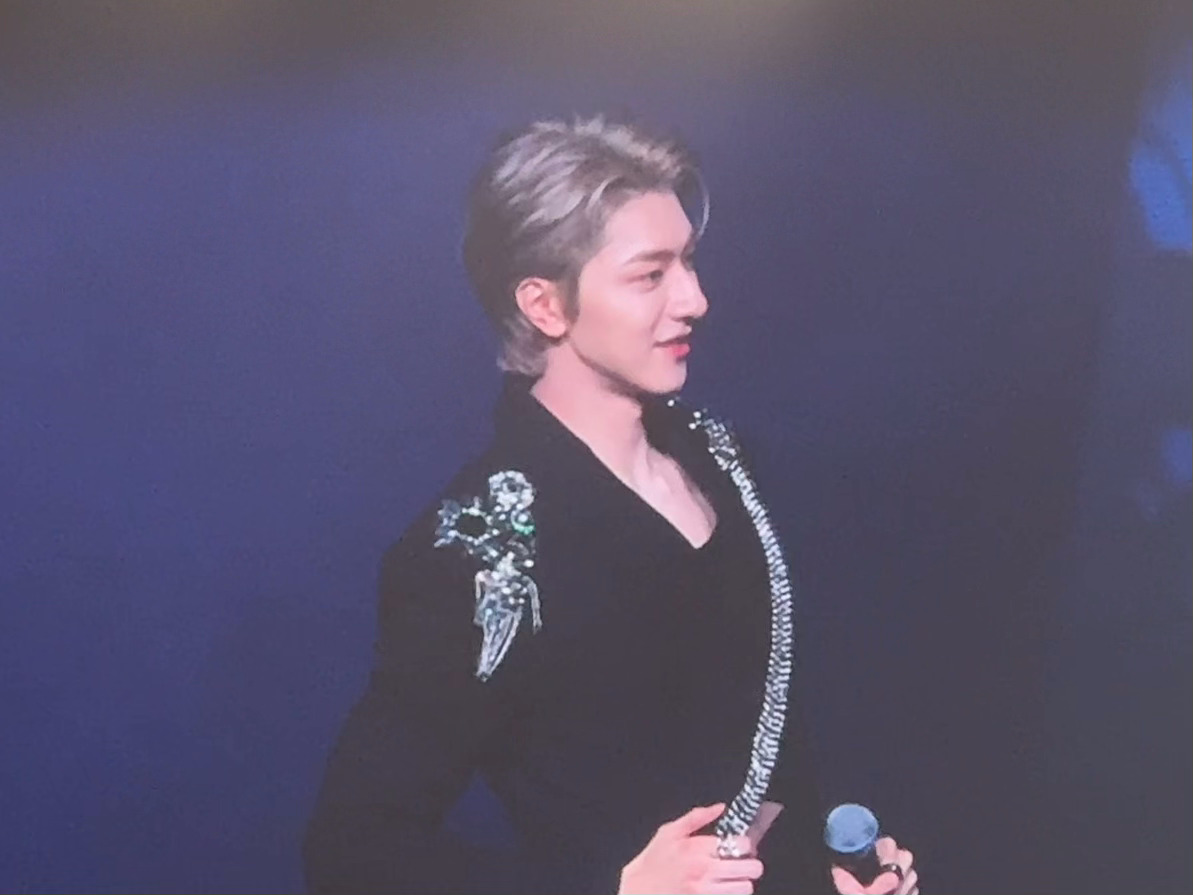 所有人都来欣赏大屏上的林一没有技巧完全就是硬帅。。林一见面会帅成啥了林一跳第三种