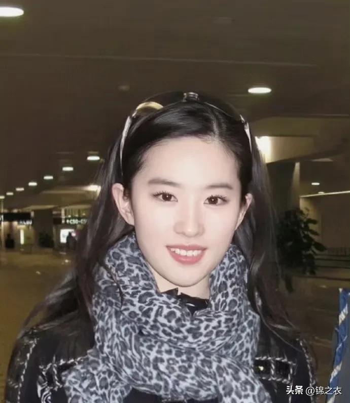 刘亦菲早期的金粉天龙都是试镜来的，金粉替补，天龙各个女演员试镜的视频都能看到。