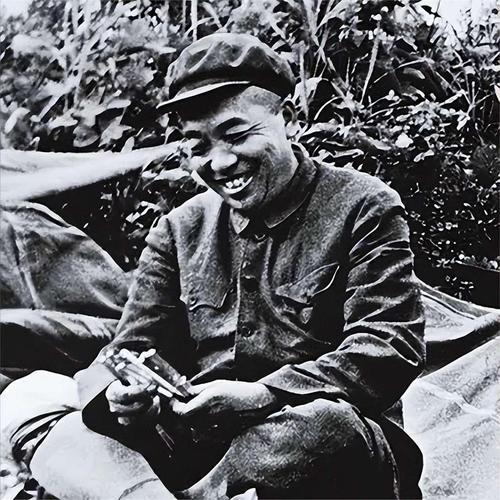 他是横刀立马大将军，战功赫赫，一双棉纱袜子穿12年补20多处
 

毛主席写诗夸