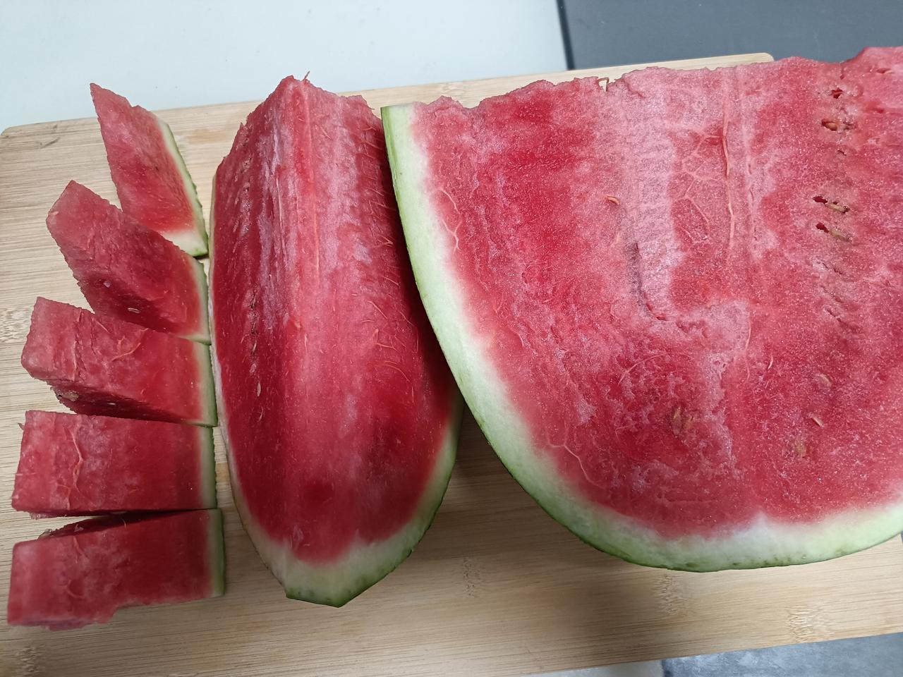 今天买的西瓜，又大又甜，8毛钱1斤，在今年的西瓜中就属于贵的了。今年的西瓜很多都