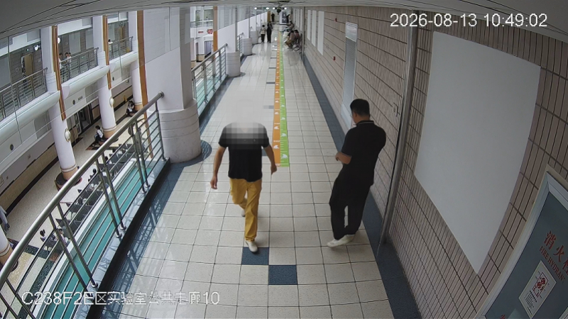 #男子医院徘徊偷走孩子金吊坠#  【上海男子在医院内逗留徘徊，趁机偷走小孩金吊坠