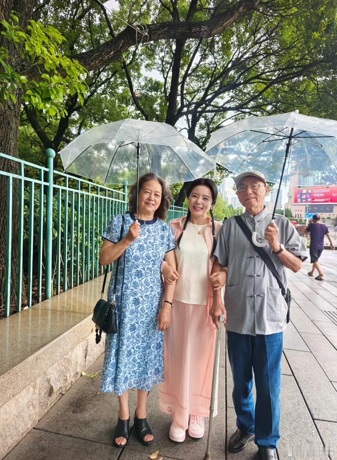 龚琳娜跟爸妈散步，像个小女孩儿一样。
人不管多大，在父母面前都是孩子。
看龚琳娜