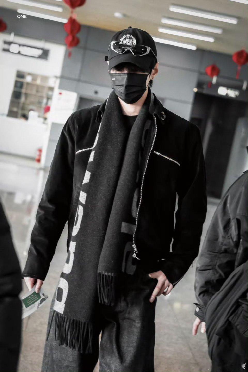 何与机场秀，行走的衣架子，简直是潮男本男