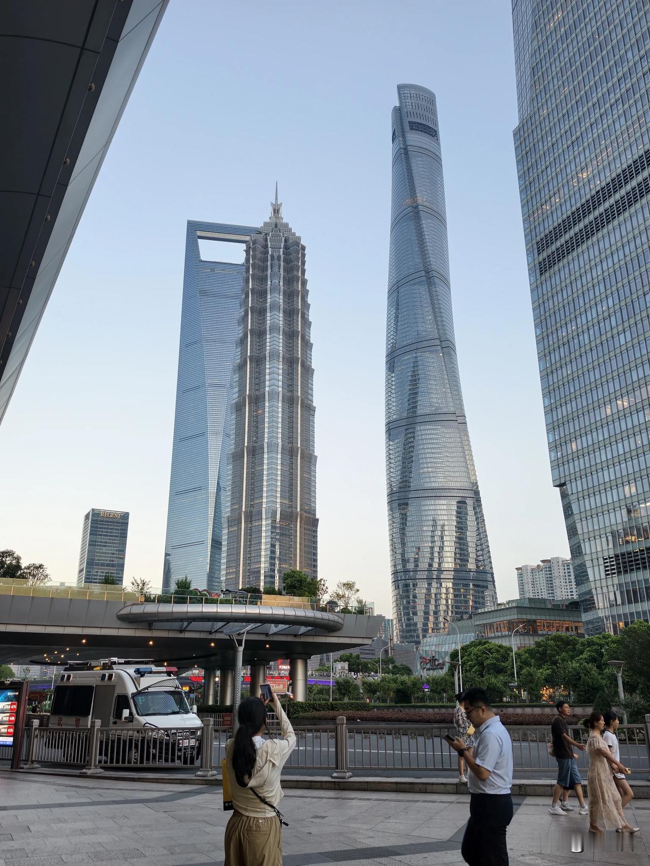 打卡上海陆家嘴三件套，虽然生活在上海，但是来这里的机会，一年下来，两只手也是数得