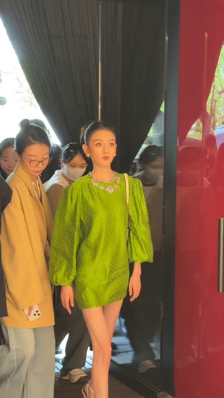宋祖儿一袭绿裙现身线下品牌活动，在她身上看到了珠光宝气，是很大胆的搭配，但祖儿演