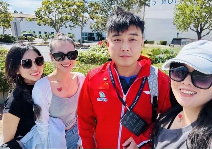 洛杉矶街头意外捕捉到国乒名帅王皓！不少当地华人球迷逛街时偶遇教练，瞬间围拢过来，