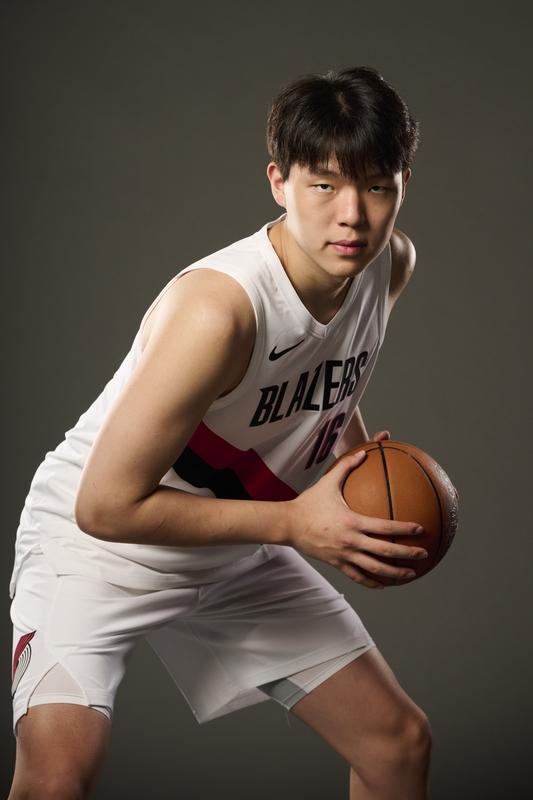 11月3日，开拓者官宣从发展联盟召回了杨瀚森。就在前一天，他才被下放去例行训练，