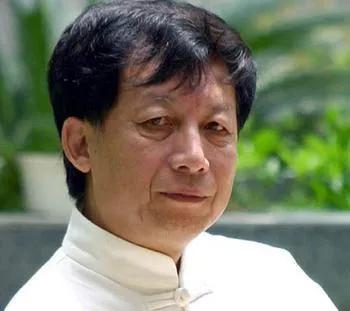 易中天称：嘉靖是个混蛋，但不是笨蛋。嘉靖聪明无比，嘉靖是明代最会做皇帝的人。所以