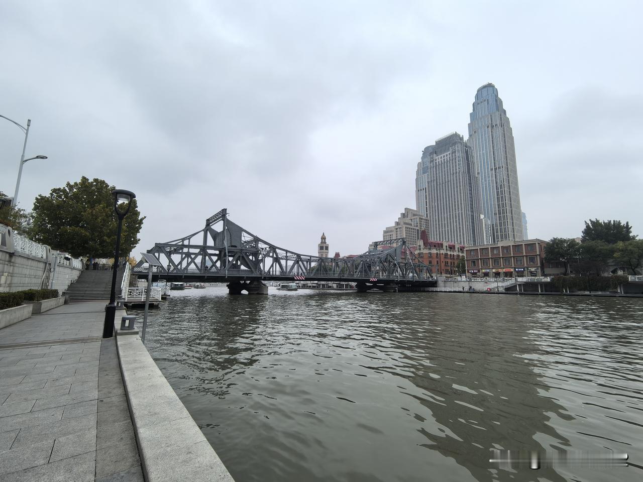 我一边欣赏海河旖旎动人的风光。一边随手拍下我走过的每一座桥。

第一座桥是解放桥