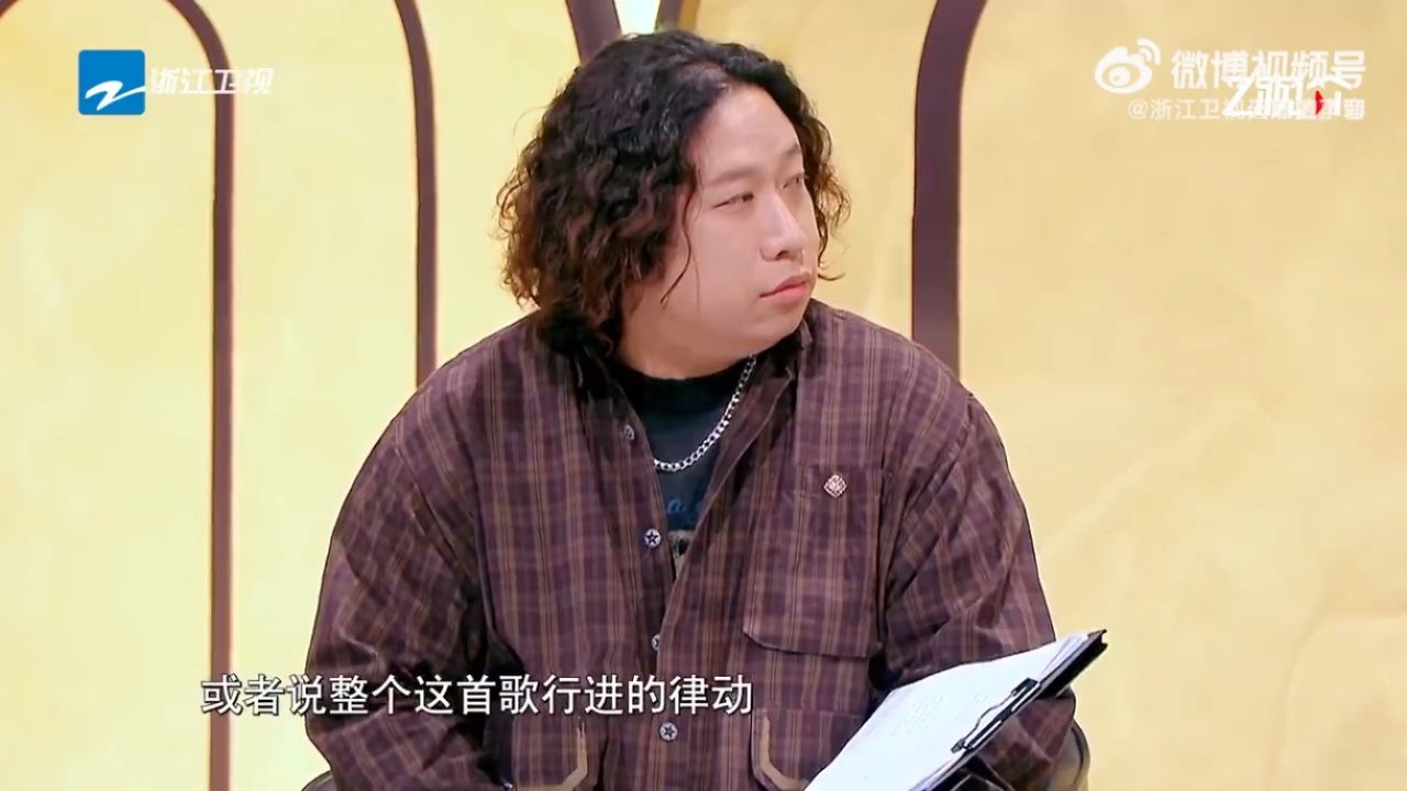 梁源为黄子弘凡发声梁源为黄子弘凡吵起来了现场观点激烈碰撞！有乐评人提出黄子弘凡过