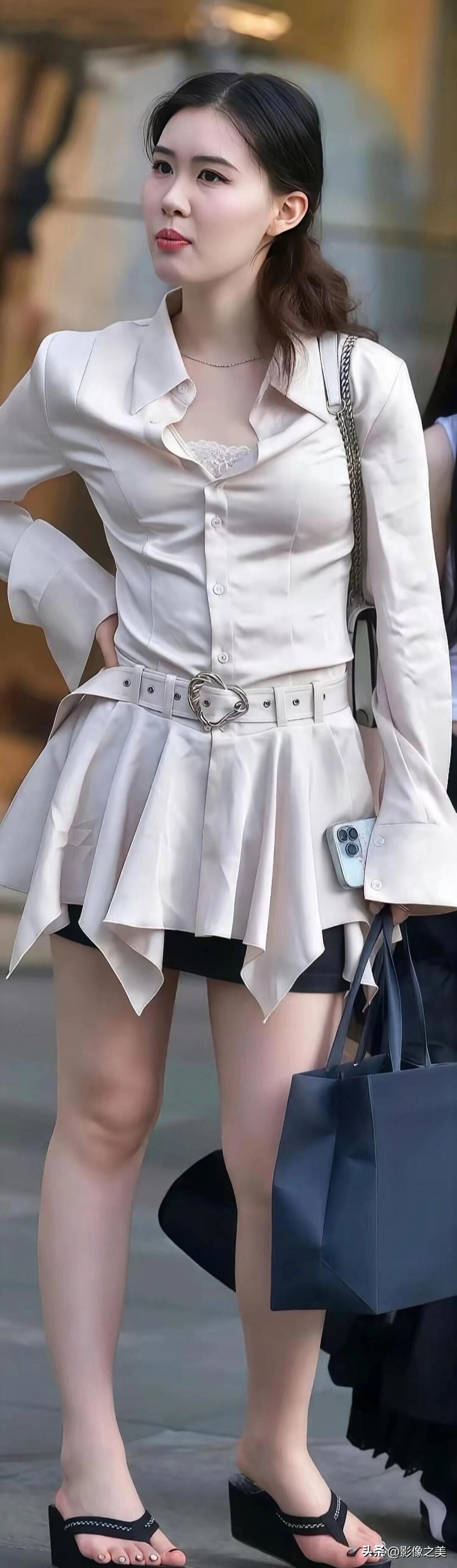 这件米色不规则衬衫太有特色，配同色系腰带超显瘦。搭黑色短裤和坡跟鞋，日常穿很合适