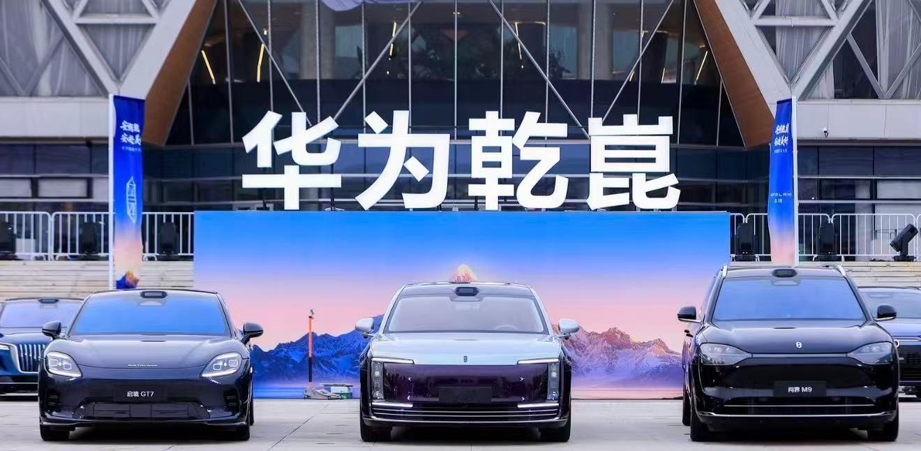 车圈史无前例的共识 刷爆了！北京车展最火打卡点不是某款新车，而是那满墙巨幅广告—