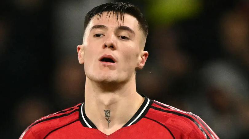 据GOAL报道，曼联名宿萨哈在接受采访时对于谢什科的成长给出了他的建议，他认为谢